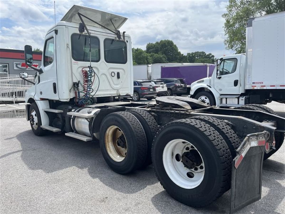 2019 Freightliner Cascadia in Beltsville, MD — photo 6
