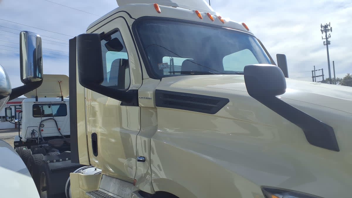 2020 Freightliner Cascadia in Warwick, RI — photo 3