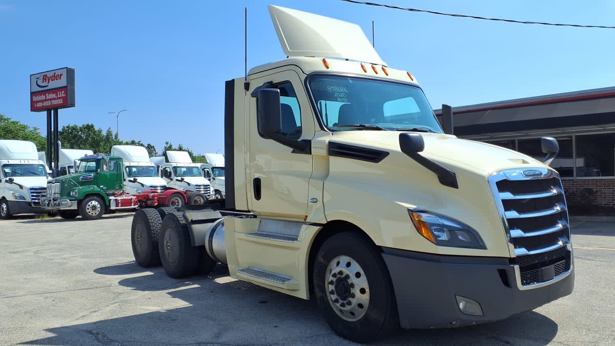 2020 Freightliner Cascadia in Warwick, RI — photo 3