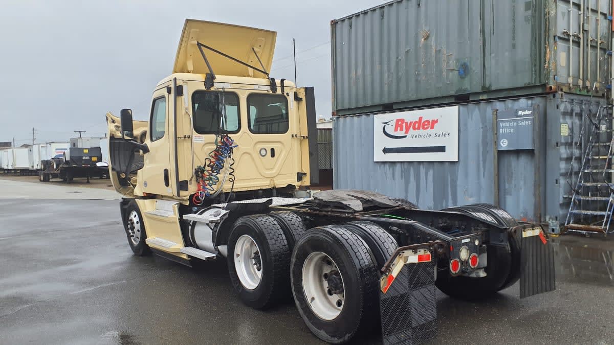 2020 Freightliner Cascadia in Springfield, MA — photo 6