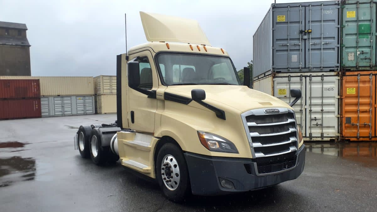 2020 Freightliner Cascadia in Springfield, MA — photo 3