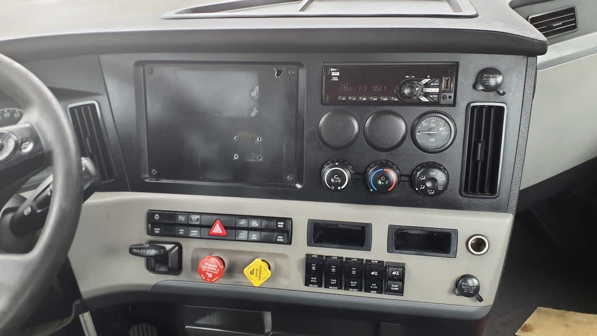 2020 Freightliner Cascadia in Springfield, MA — photo 7