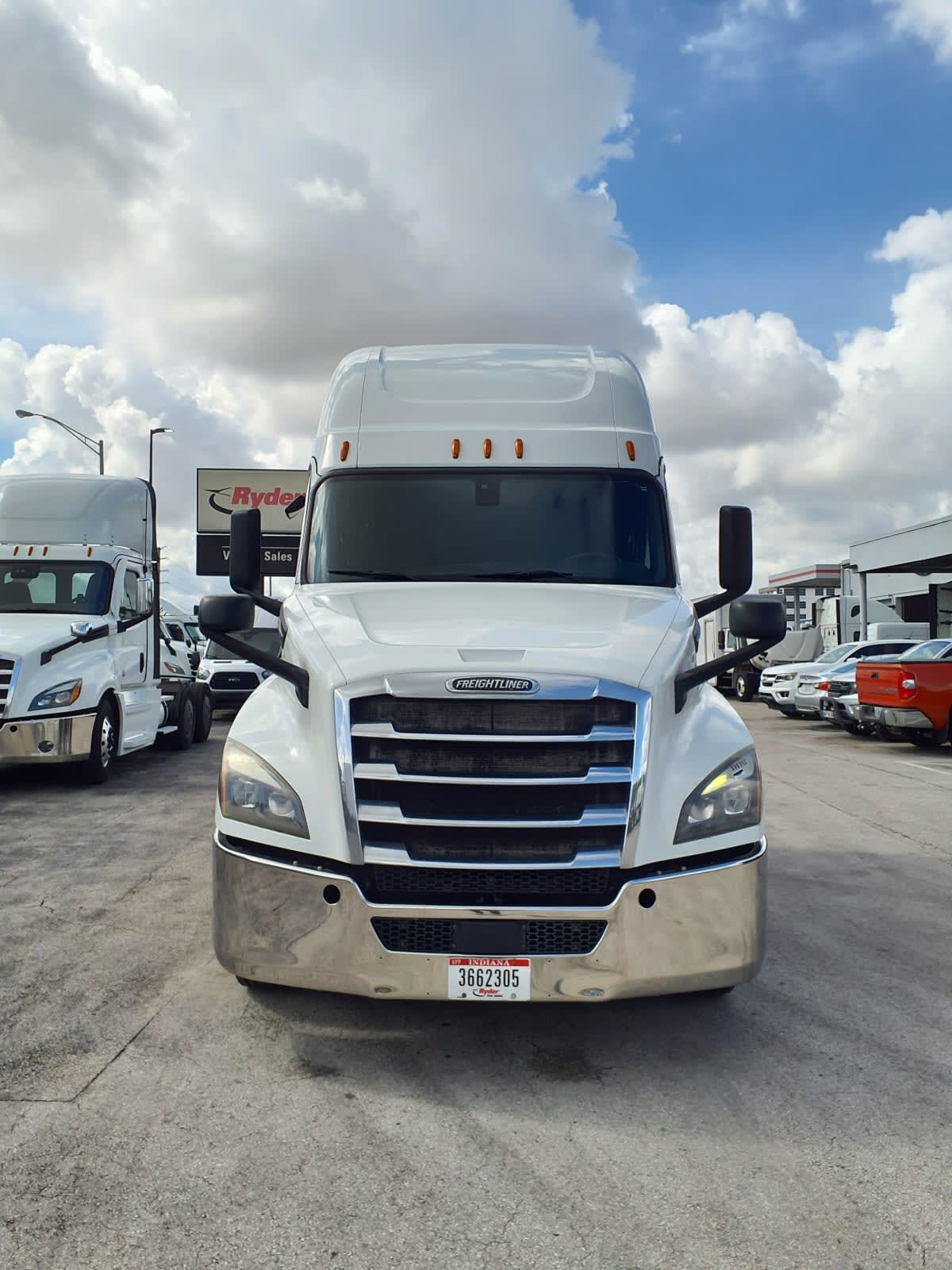 2020 Freightliner Cascadia in Miami, FL — photo 2