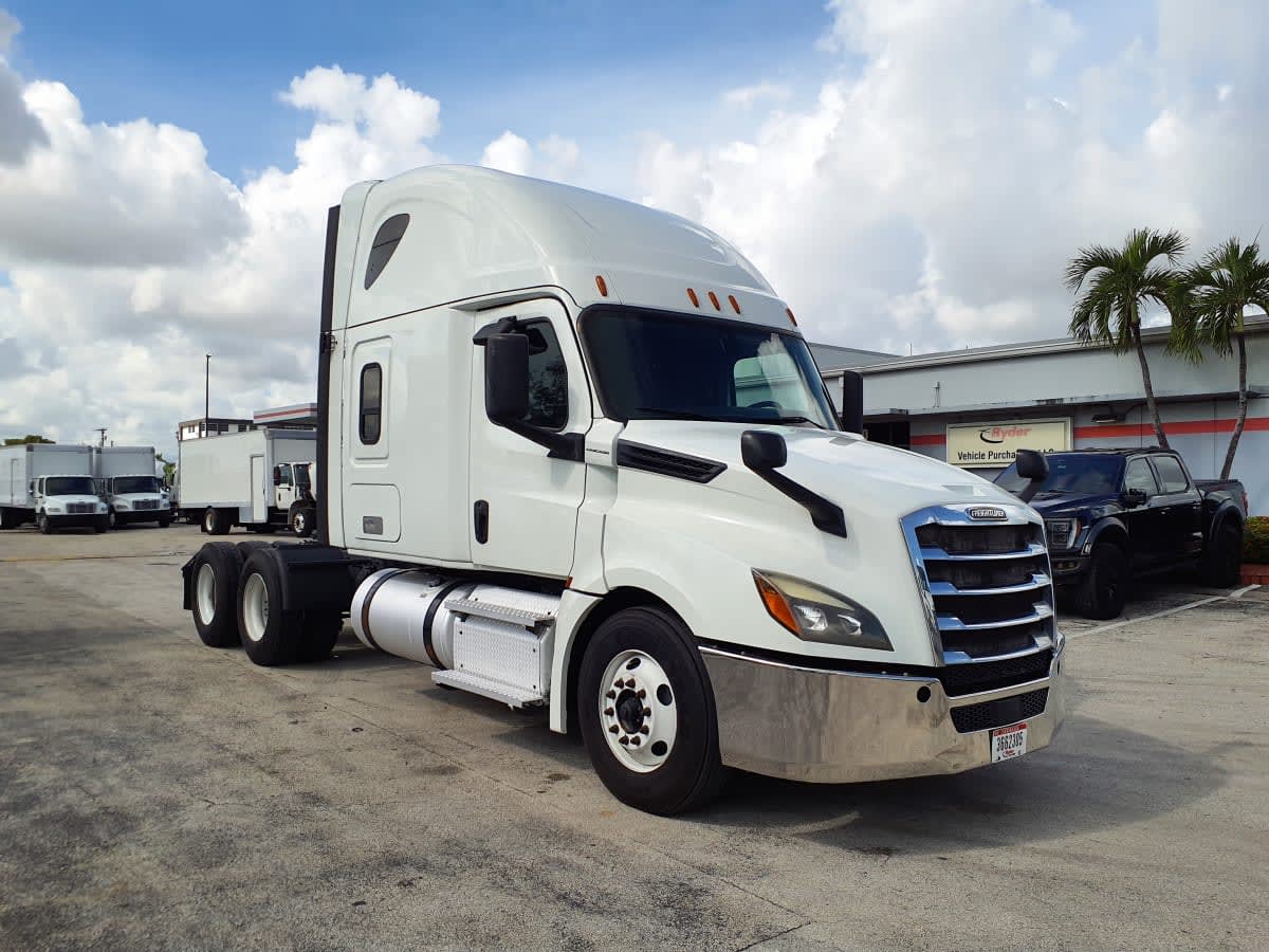 2020 Freightliner Cascadia in Miami, FL — photo 3