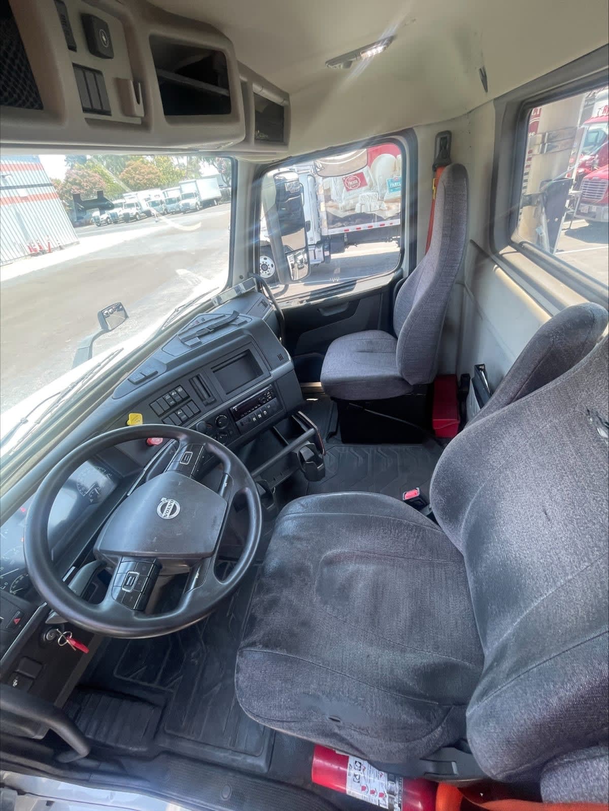 2019 Volvo VNR 660 in West Sacramento, CA — photo 7