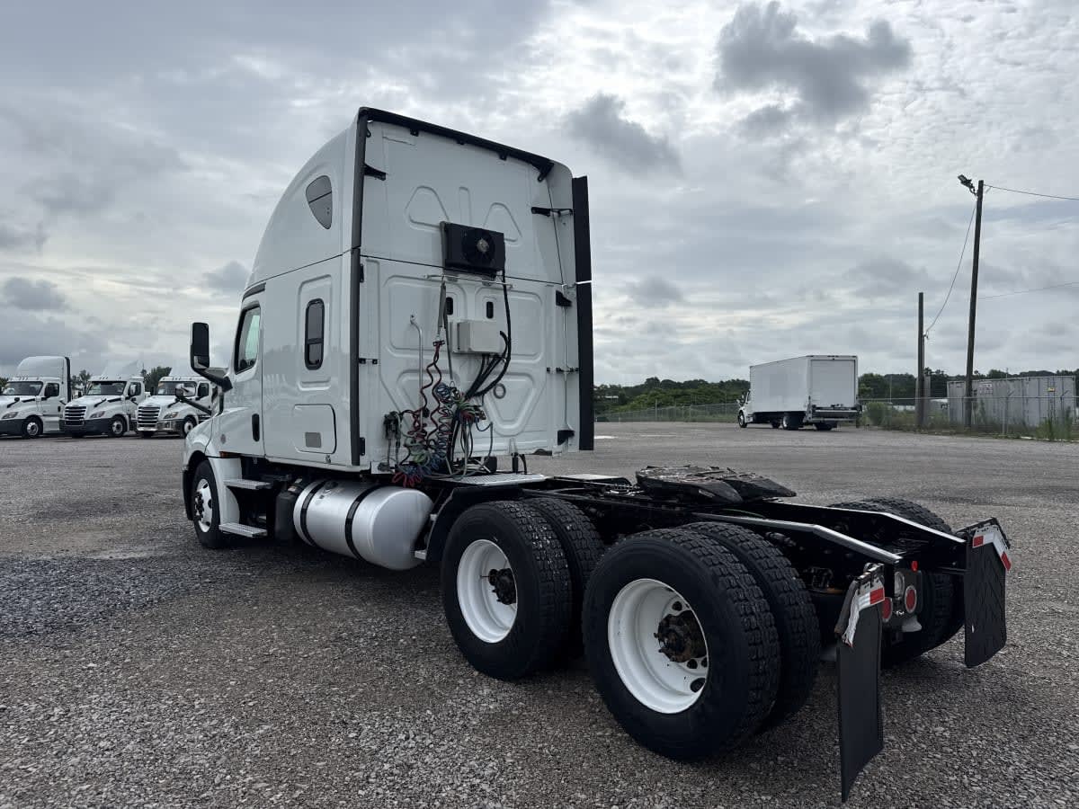 2020 Freightliner Cascadia in Birmingham, AL — photo 6