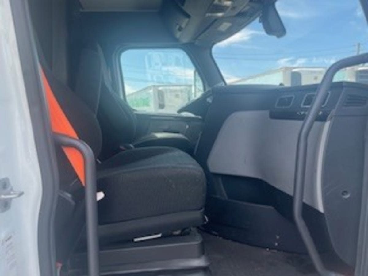2020 Freightliner - image 13