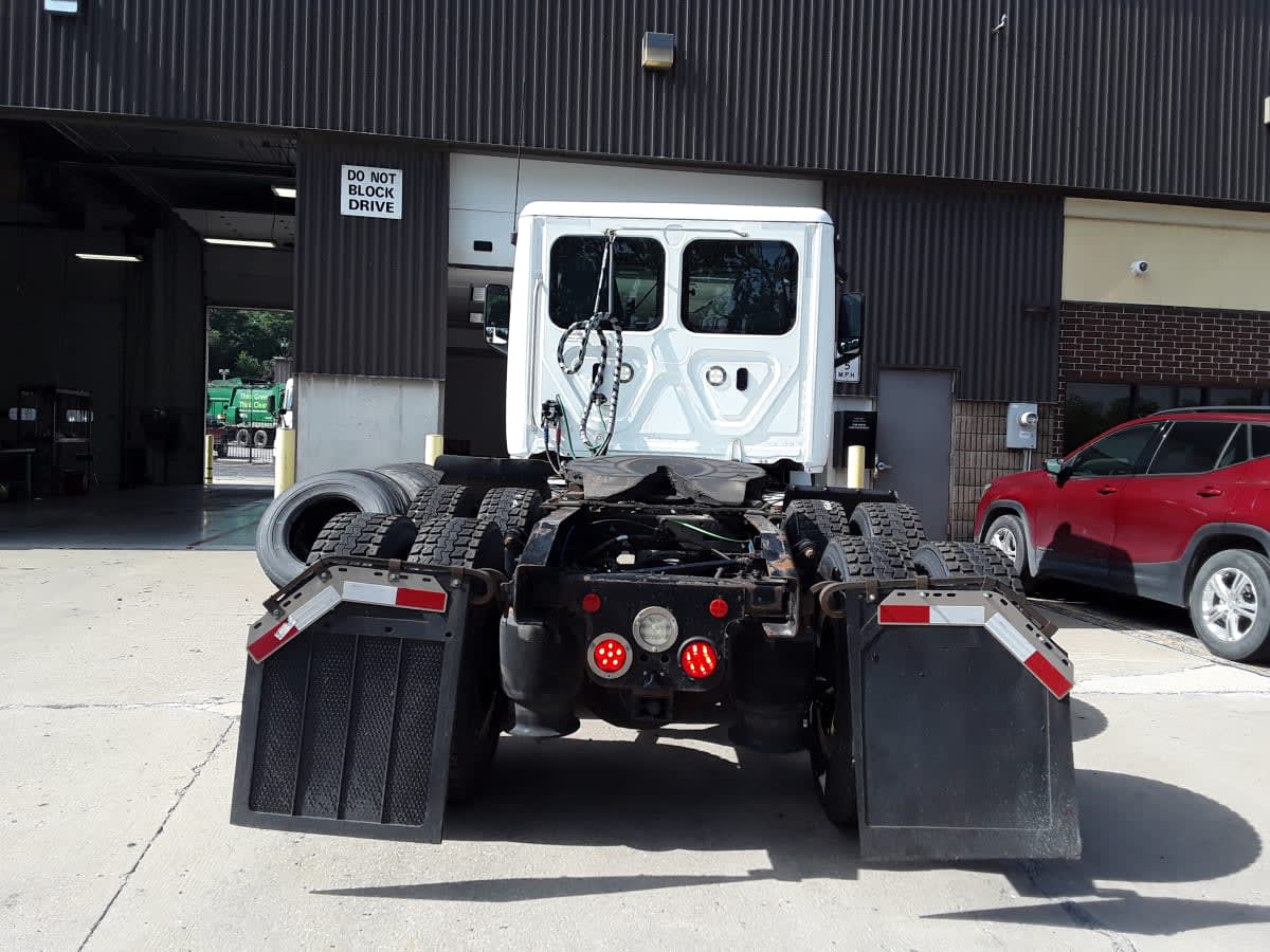 2019 Freightliner Cascadia in Kansas City, MO — photo 5