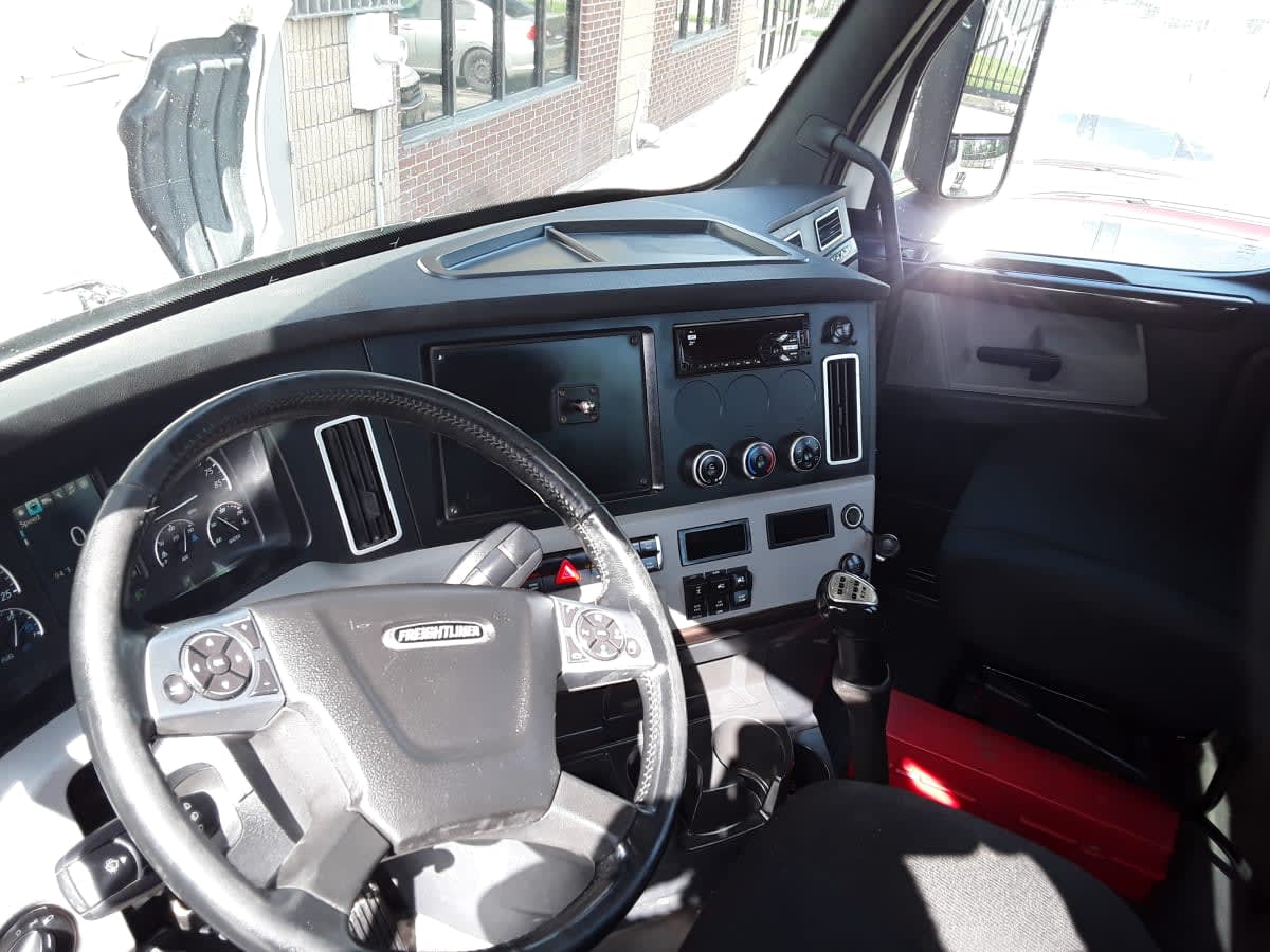 2019 Freightliner Cascadia in Kansas City, MO — photo 7