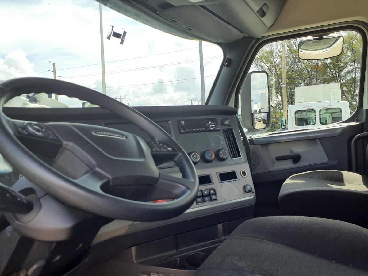 2020 Freightliner Cascadia in Miami, FL — photo 7