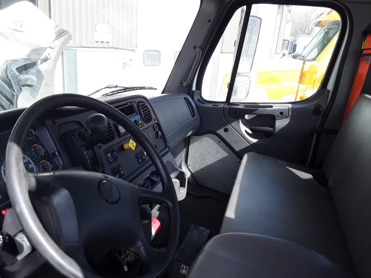 2020 Freightliner/Mercedes M2 106 879583