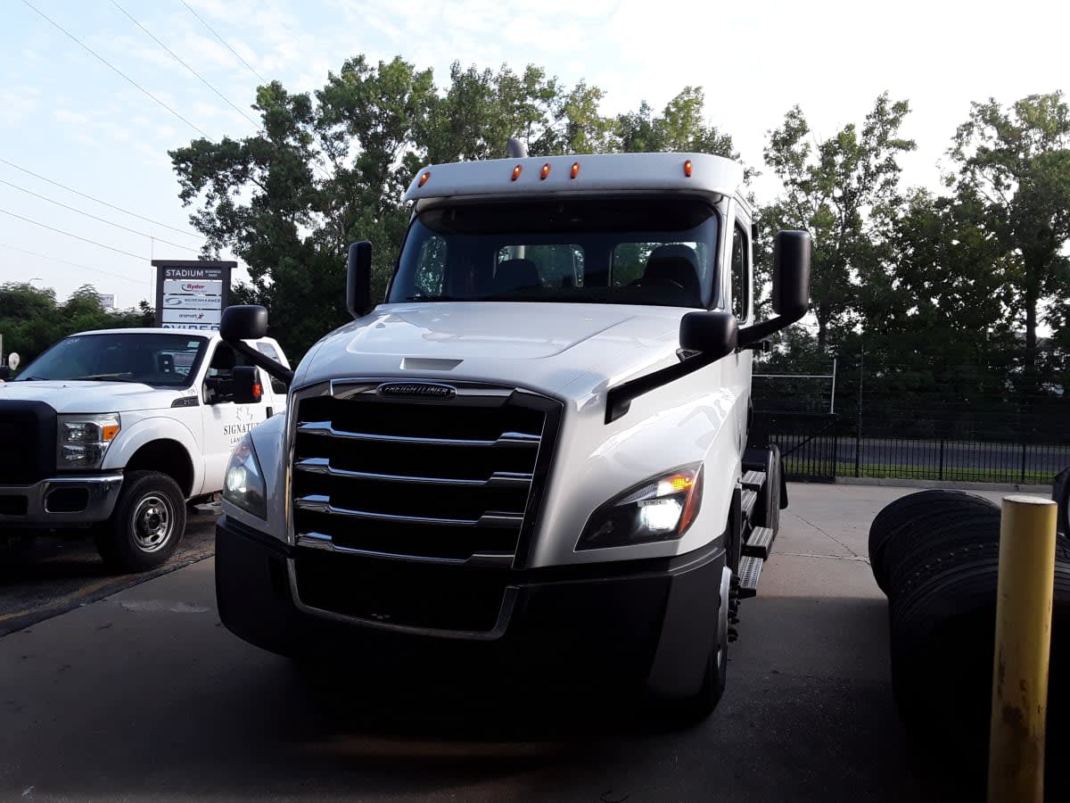 2020 Freightliner Cascadia in Kansas City, MO — photo 2