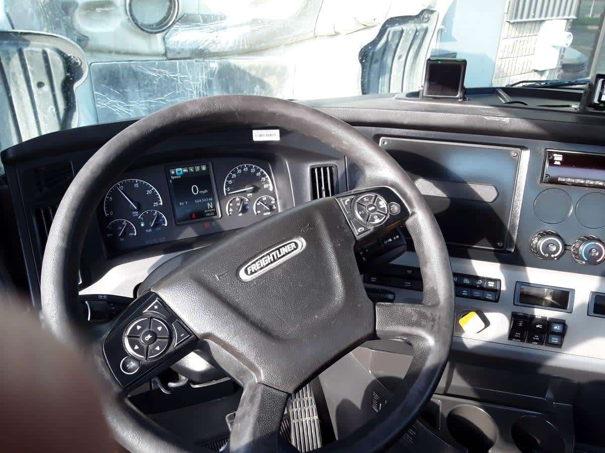 2020 Freightliner Cascadia in Kansas City, MO — photo 7