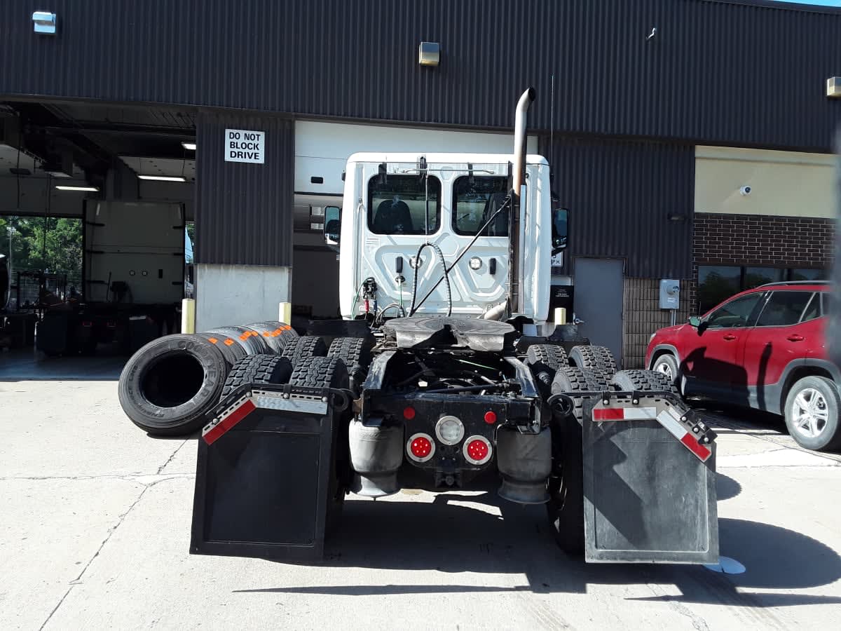 2020 Freightliner Cascadia in Kansas City, MO — photo 5