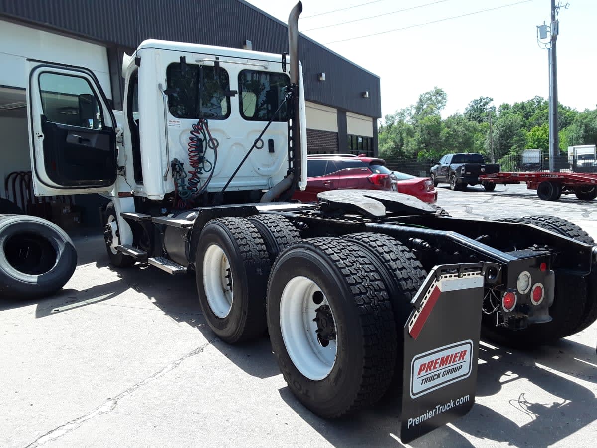 2020 Freightliner Cascadia in Kansas City, MO — photo 6