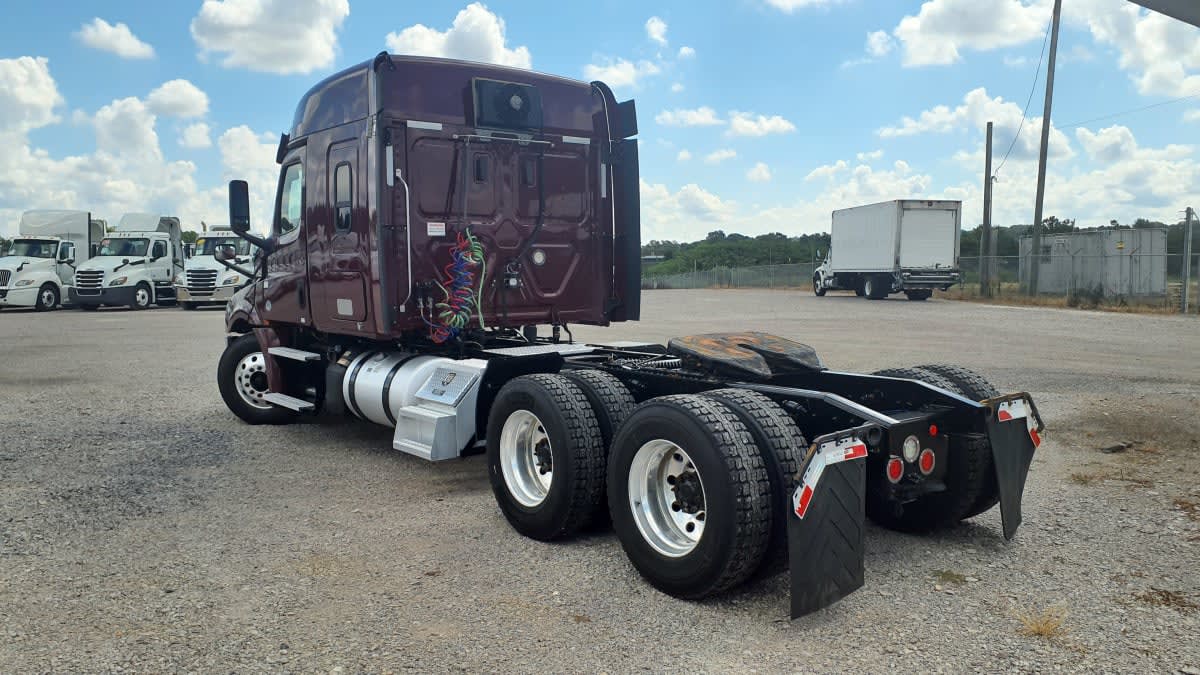 2020 Freightliner Cascadia in Birmingham, AL — photo 6