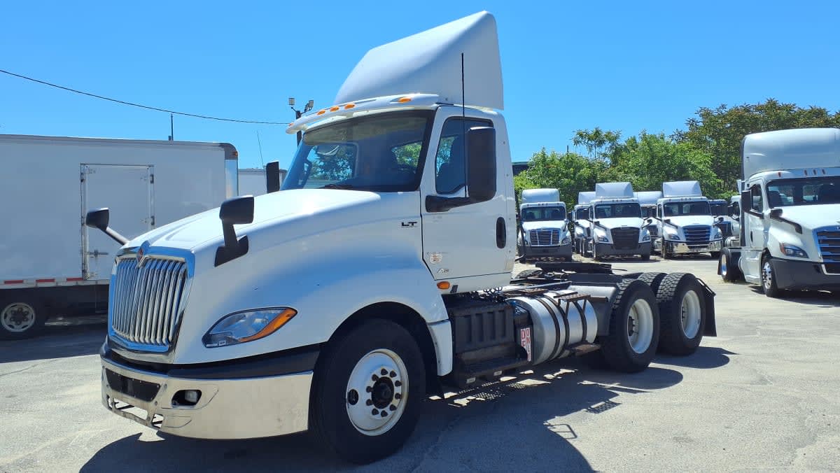 2019 Navistar International LT625 DAYCAB T/A 879777