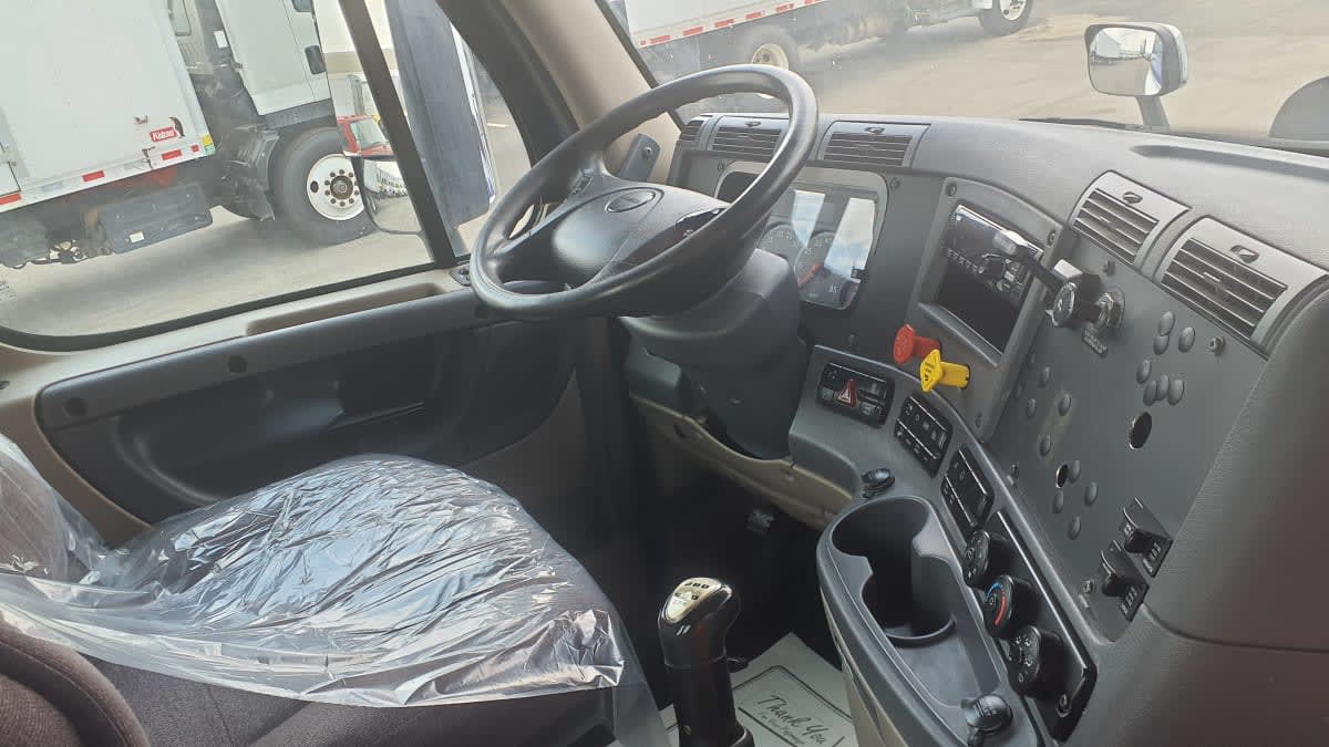 2020 Freightliner Cascadia in Bolingbrook, IL — photo 7