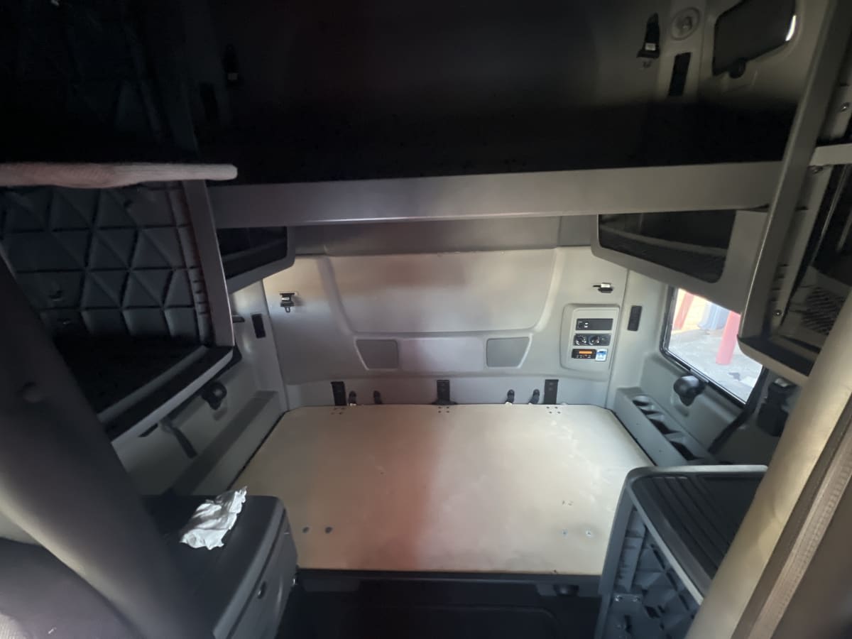 2019 International - image 8