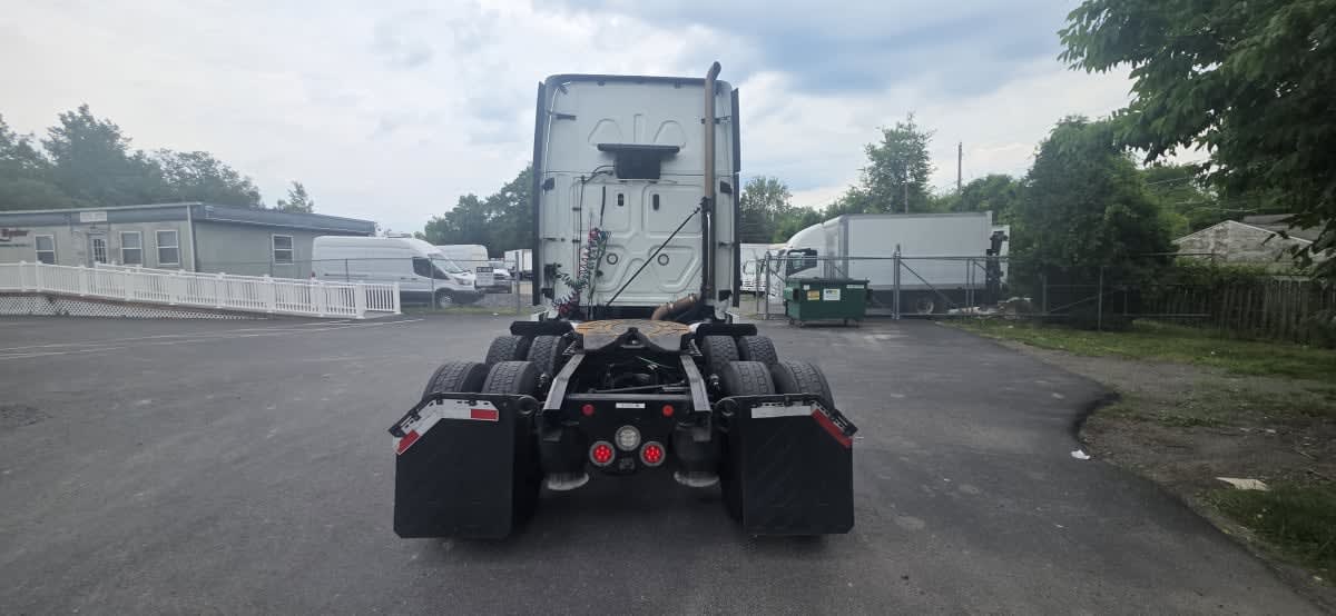 2020 Freightliner Cascadia in Bensalem, PA — photo 5