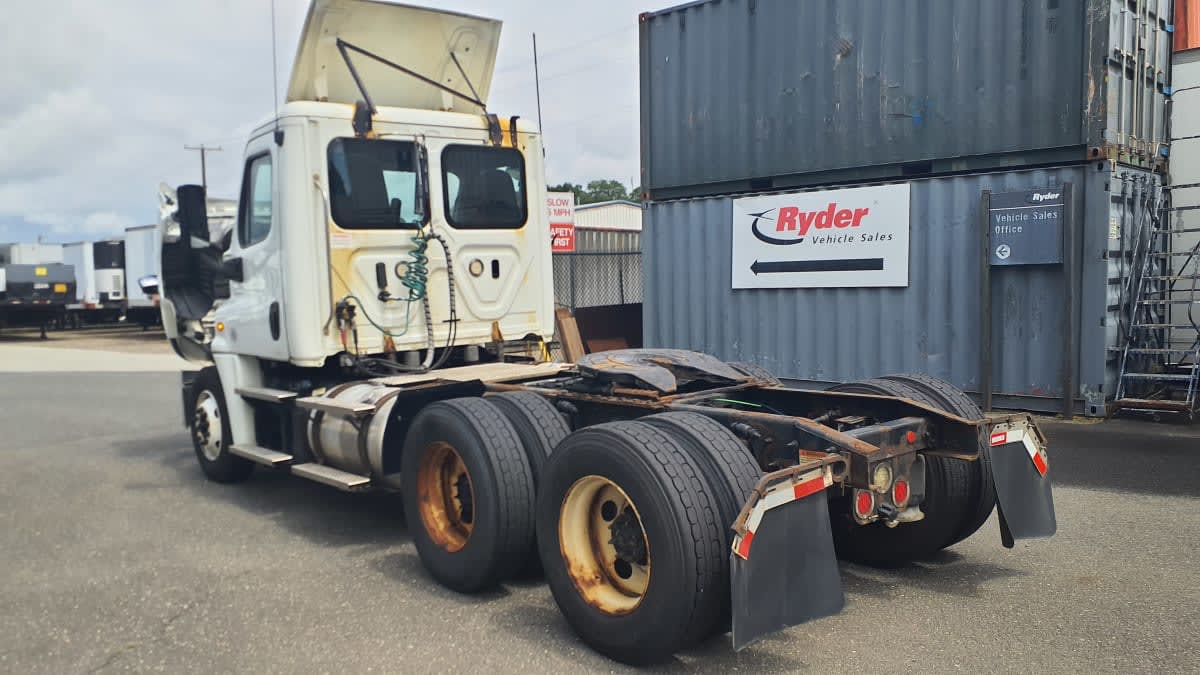 2020 Freightliner Cascadia in Springfield, MA — photo 6