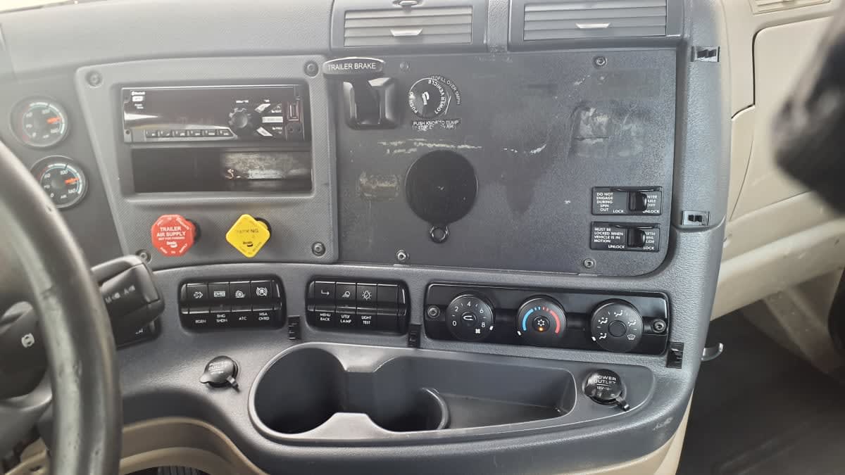 2020 Freightliner Cascadia in Springfield, MA — photo 7