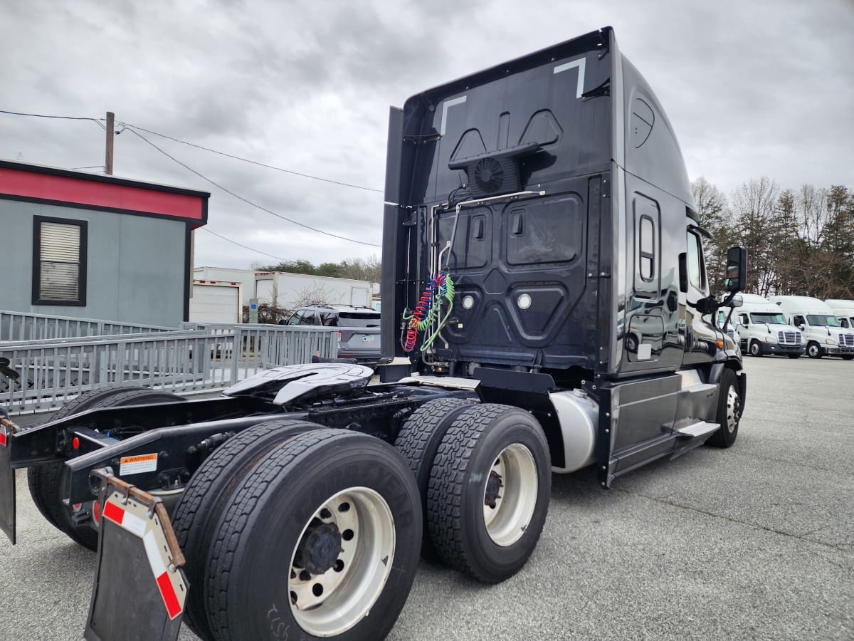 2020 Freightliner/Mercedes CASCADIA 125 880026