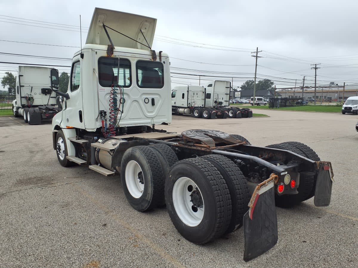 2020 Freightliner Cascadia in Cleveland, OH — photo 6