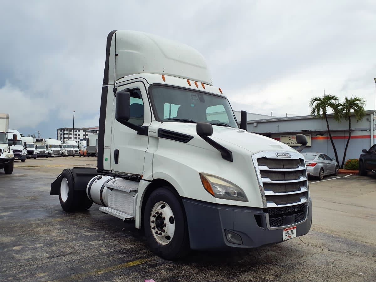 2020 Freightliner Cascadia in Miami, FL — photo 3