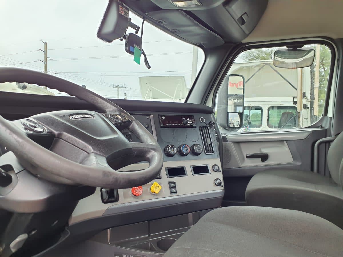 2020 Freightliner Cascadia in Miami, FL — photo 7