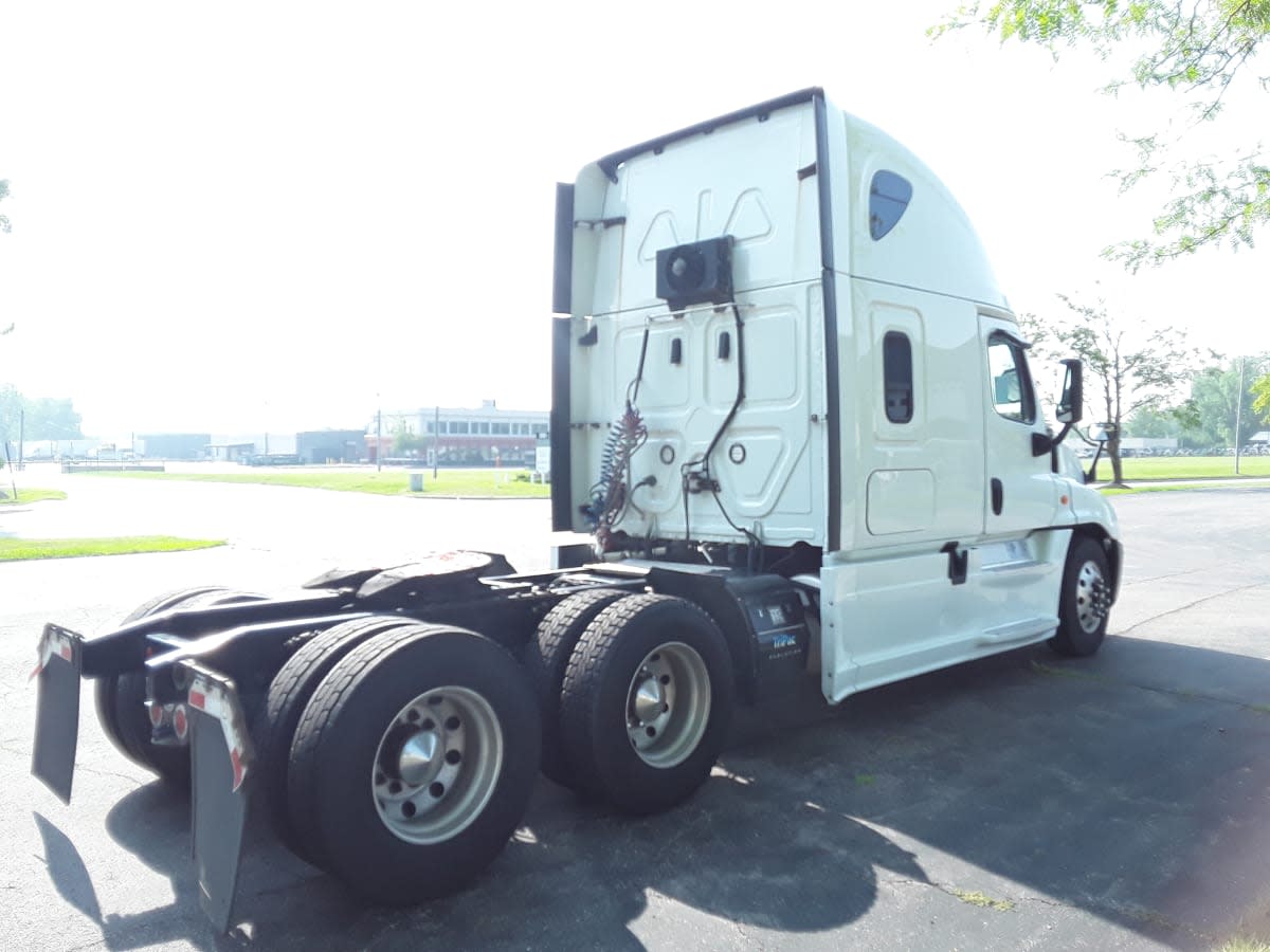 2020 Freightliner Cascadia in Hilliard, OH — photo 4