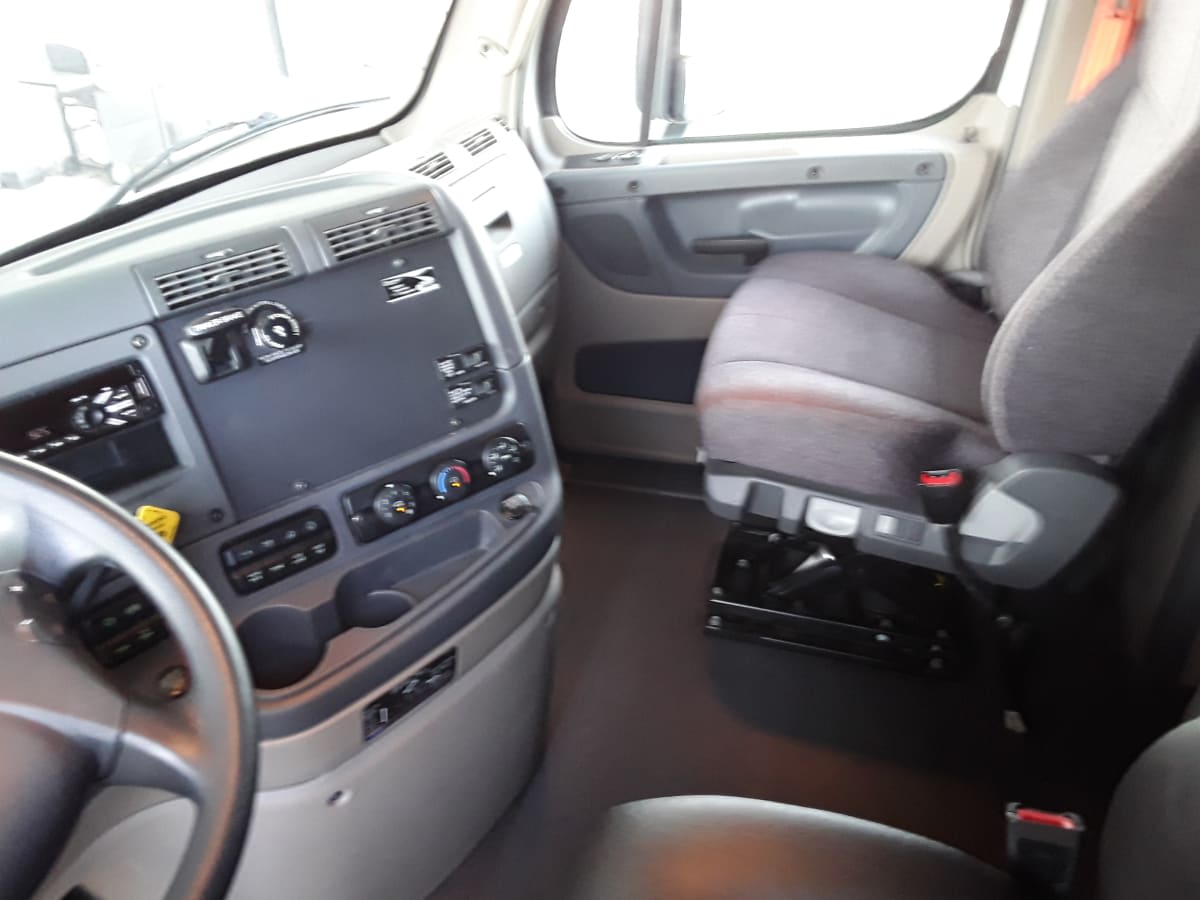 2020 Freightliner Cascadia in Hilliard, OH — photo 7