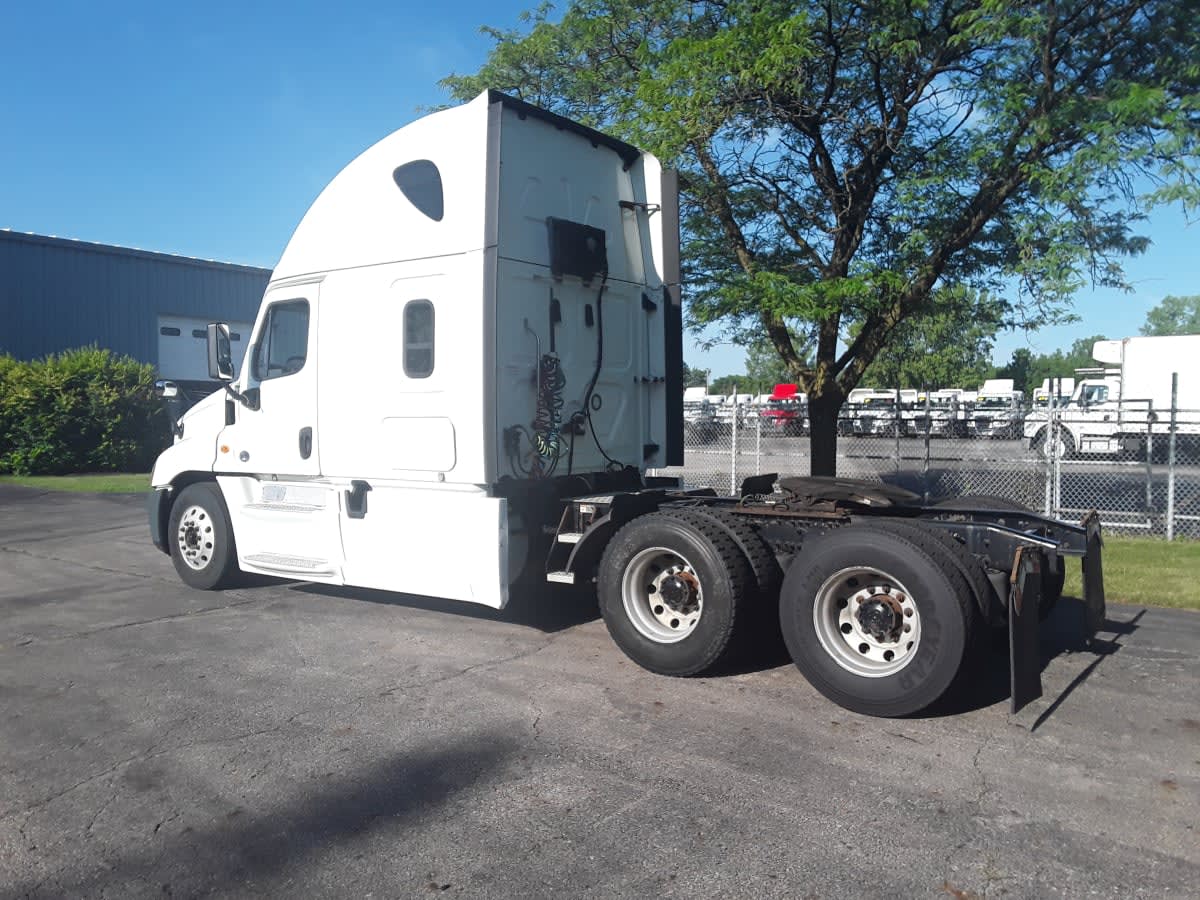 2020 Freightliner Cascadia in Hilliard, OH — photo 6
