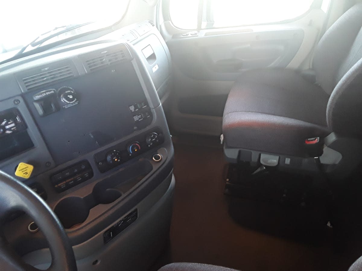 2020 Freightliner Cascadia in Hilliard, OH — photo 7