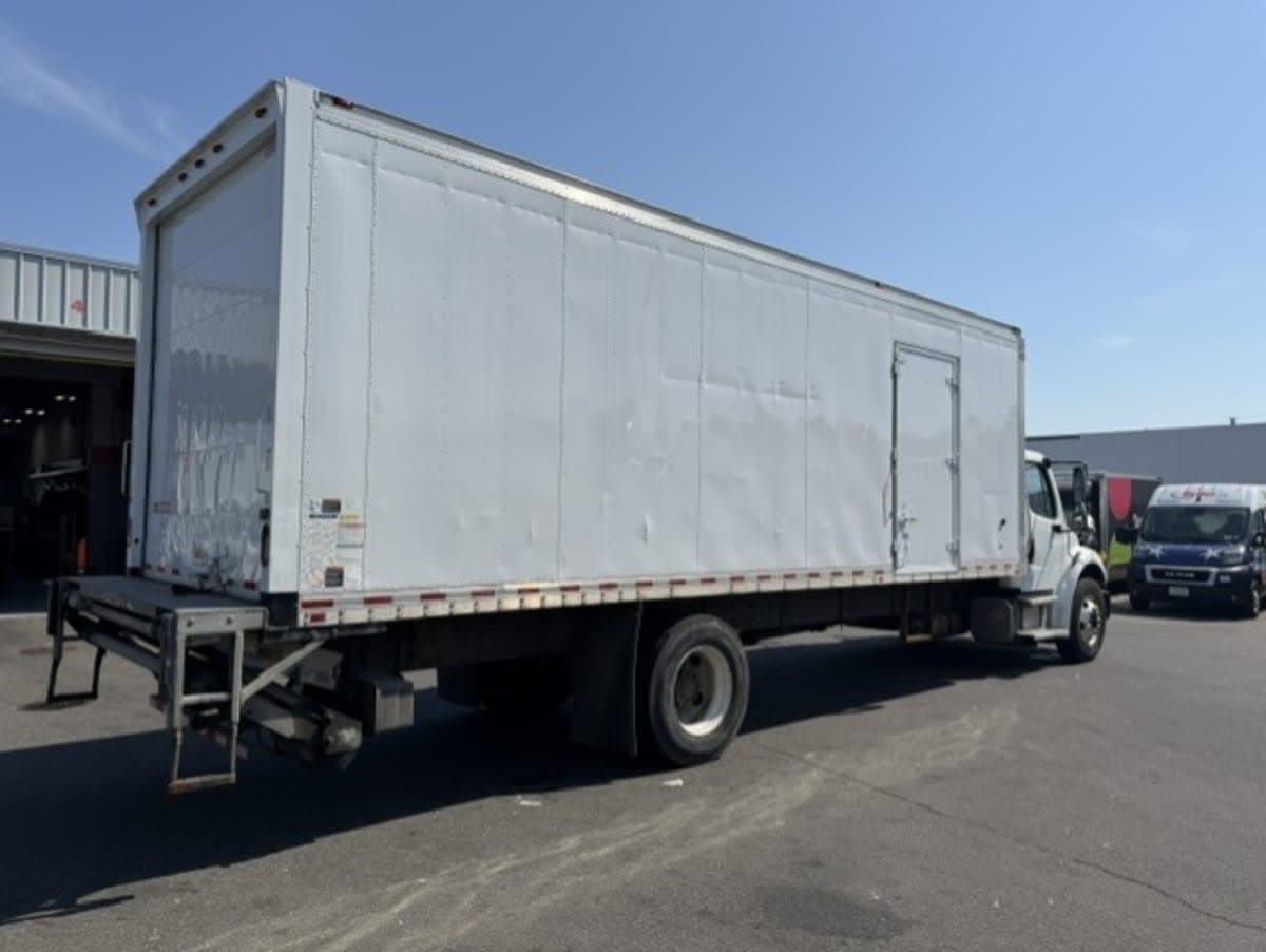 2019 Freightliner M2 106 in Farmingdale, NY — photo 4