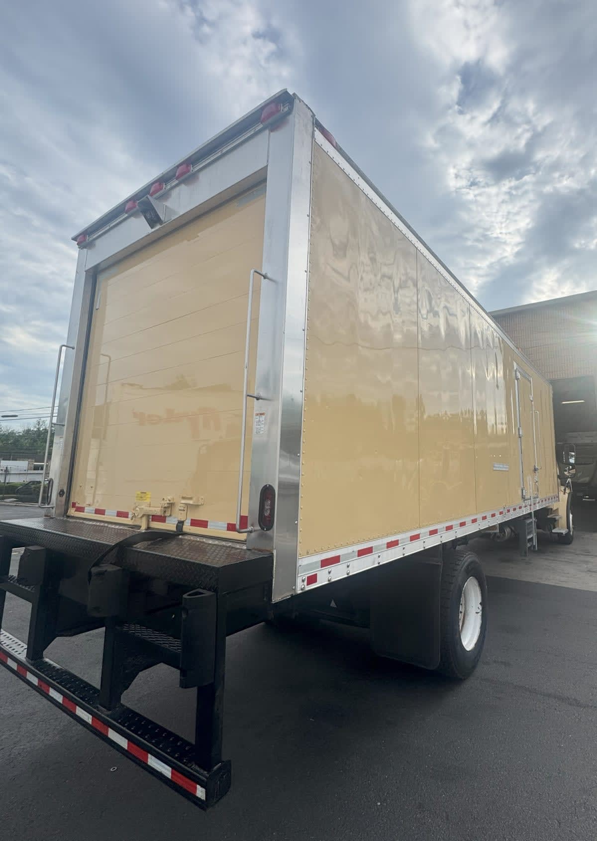 2019 Freightliner M2 106 880651