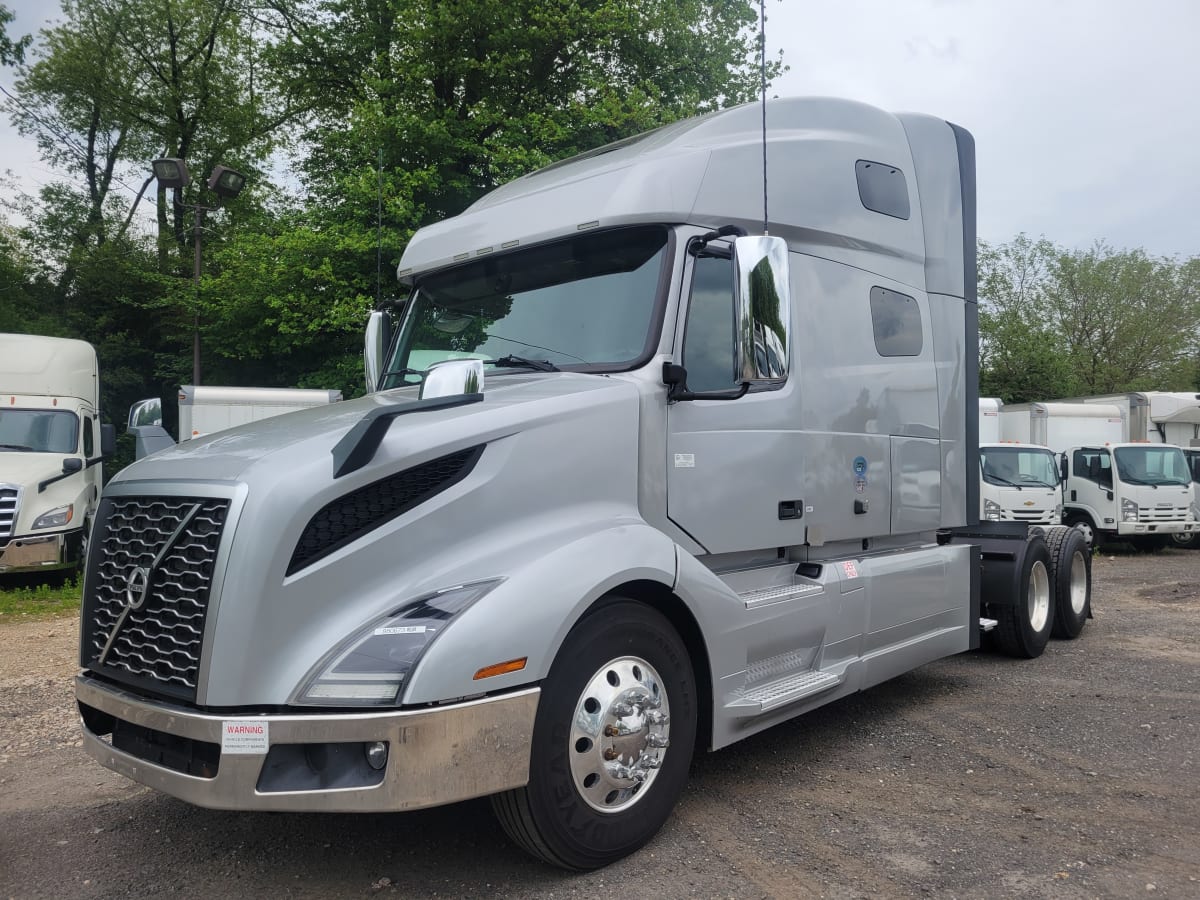 2020 Volvo VNL64T-760 880673