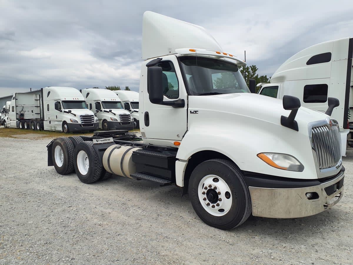 2019 Navistar International LT625 DAYCAB T/A 880824