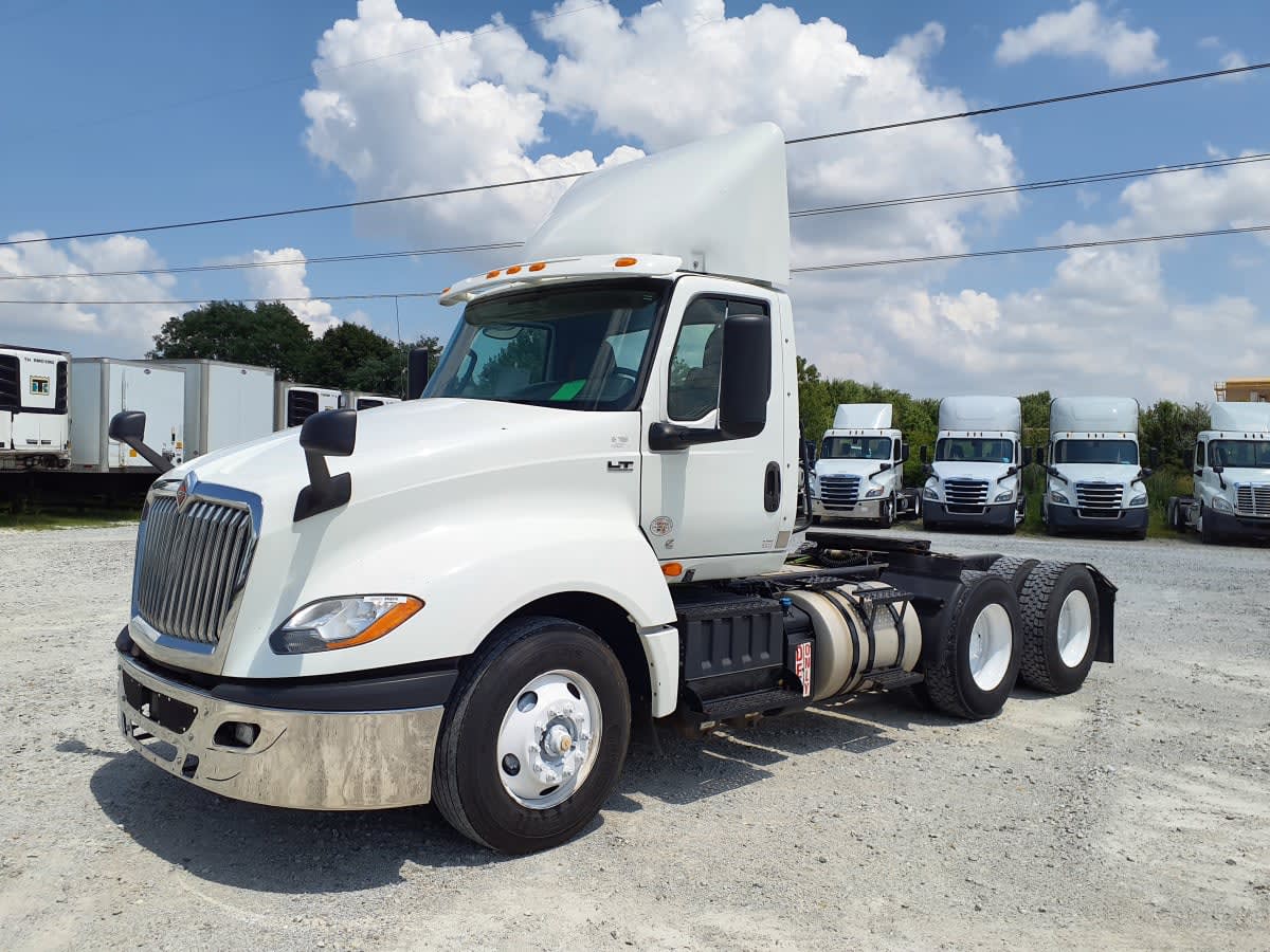 2019 Navistar International LT625 DAYCAB T/A 880827