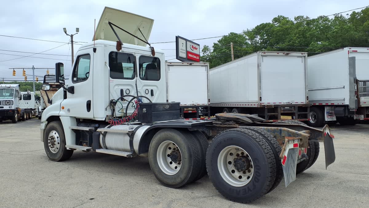 2020 Freightliner Cascadia in Warwick, RI — photo 6
