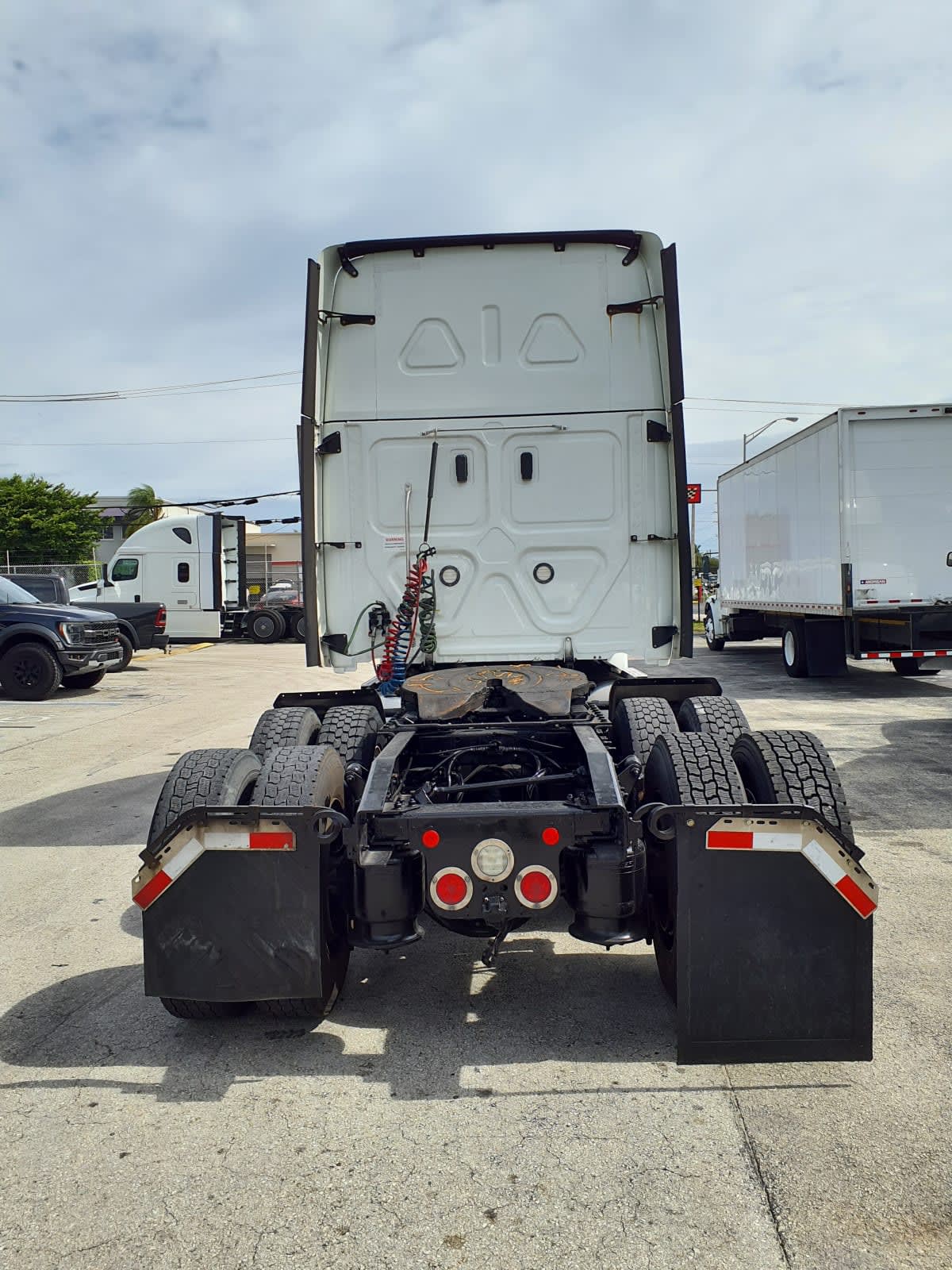 2020 Freightliner Cascadia in Miami, FL — photo 5