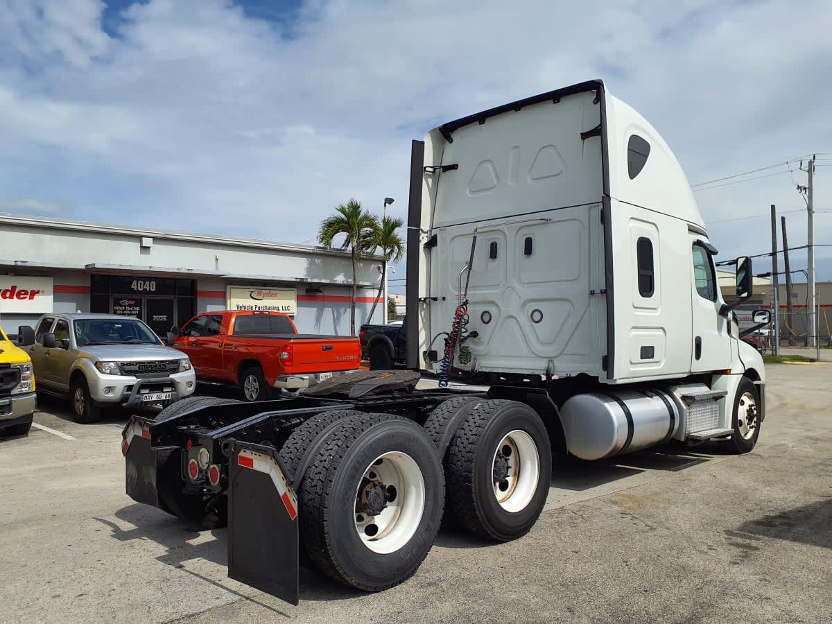2020 Freightliner Cascadia in Miami, FL — photo 4