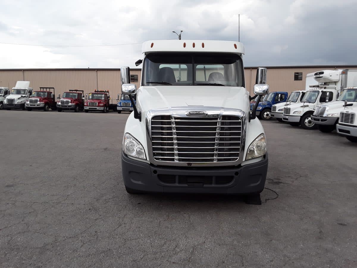 2020 Freightliner Cascadia in La Vergne, TN — photo 2