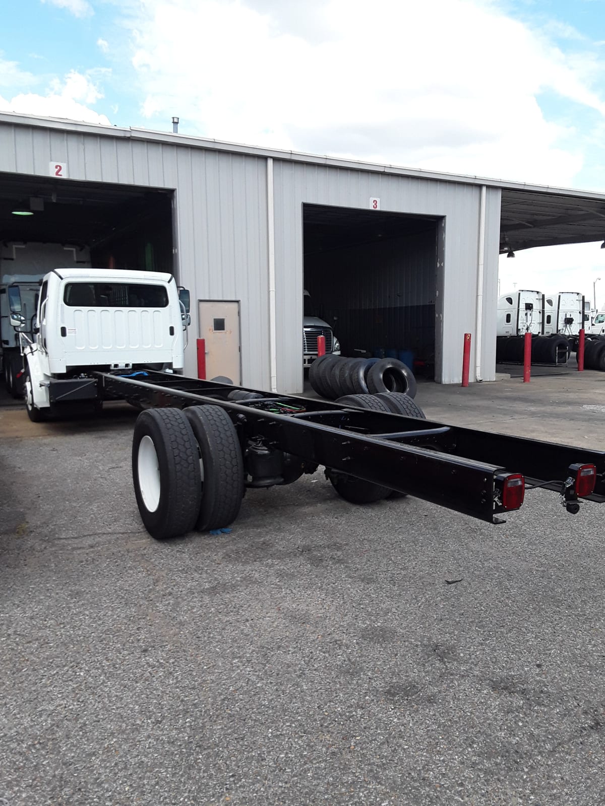 2019 Freightliner/Mercedes M2 106 880981