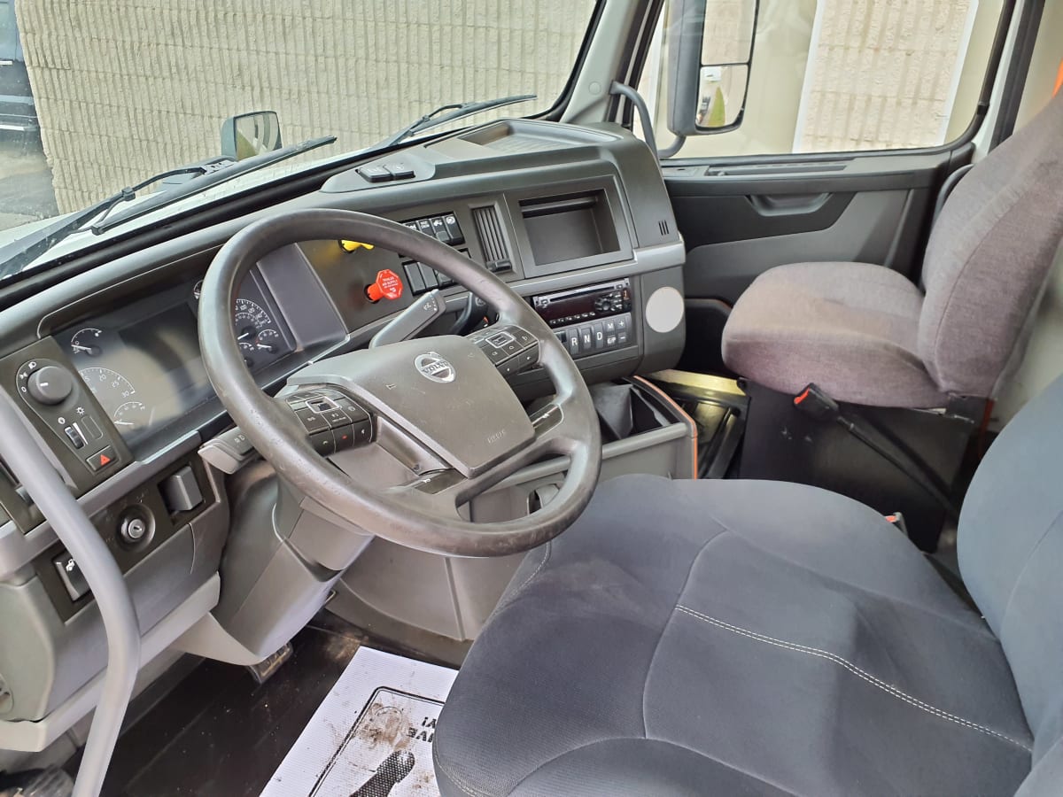 2019 Volvo VNL64T-300 881017