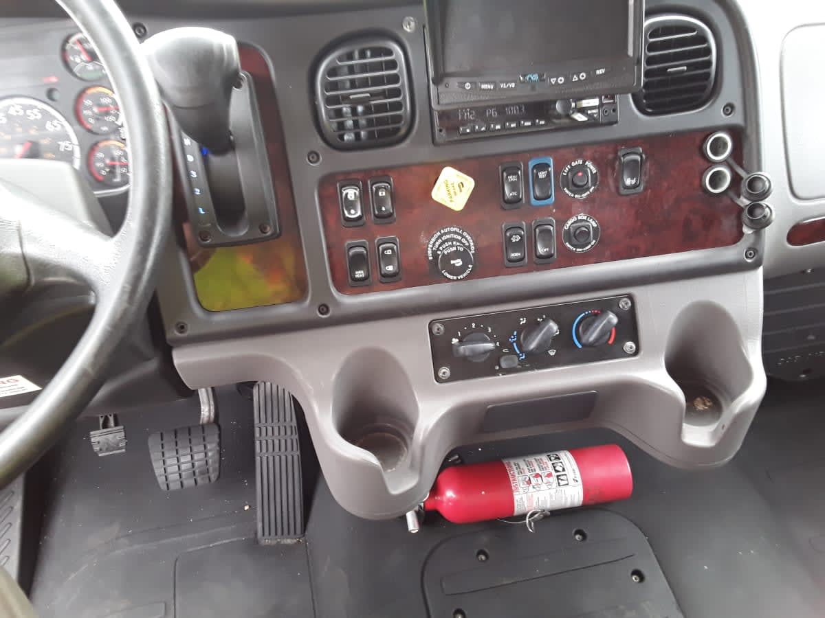 2019 Freightliner M2 106 881132
