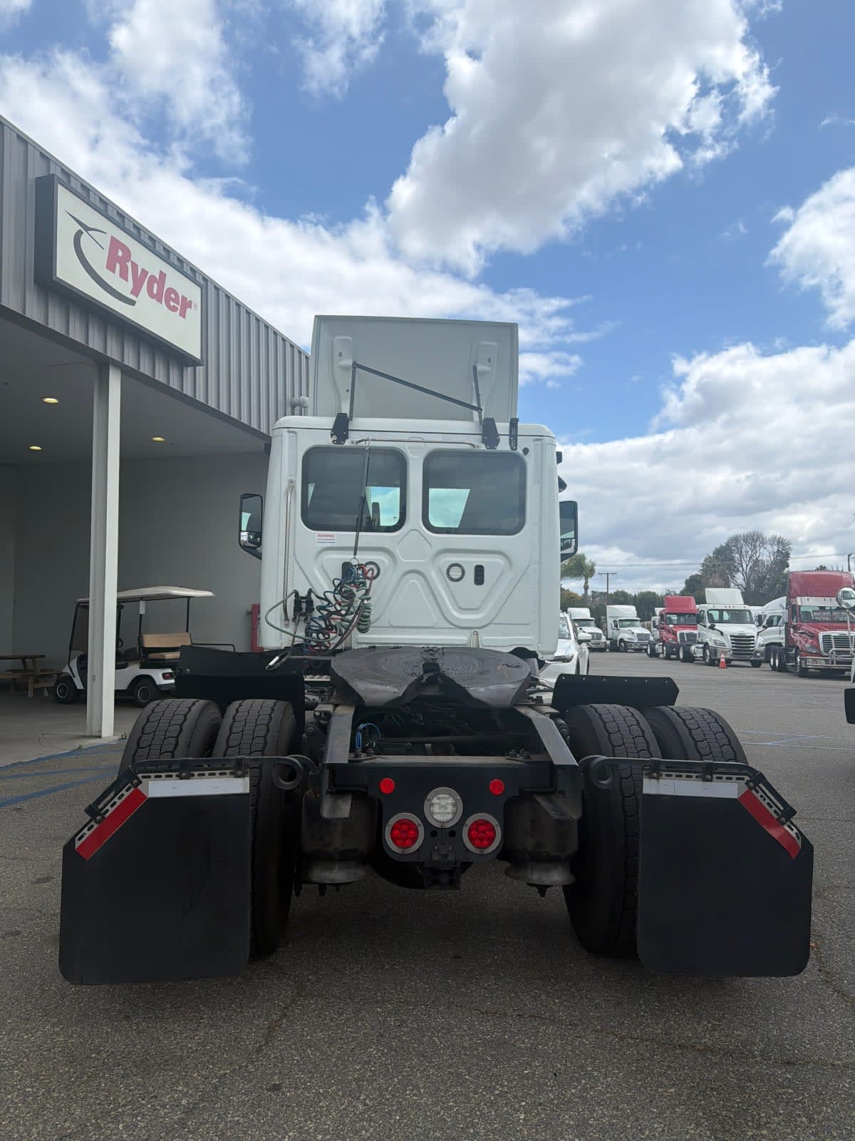 2020 Freightliner Cascadia in Pomona, CA — photo 5