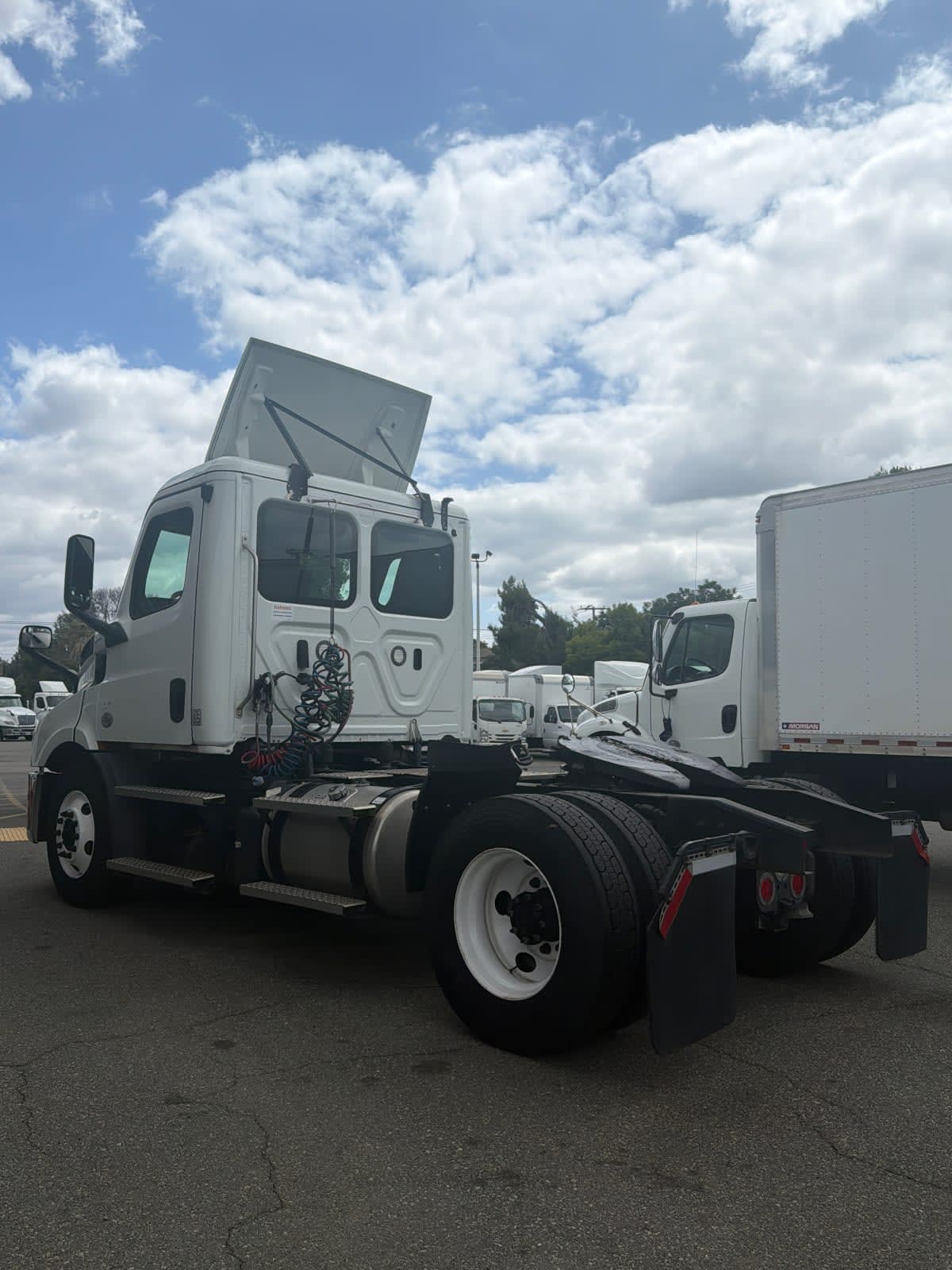 2020 Freightliner Cascadia in Pomona, CA — photo 6