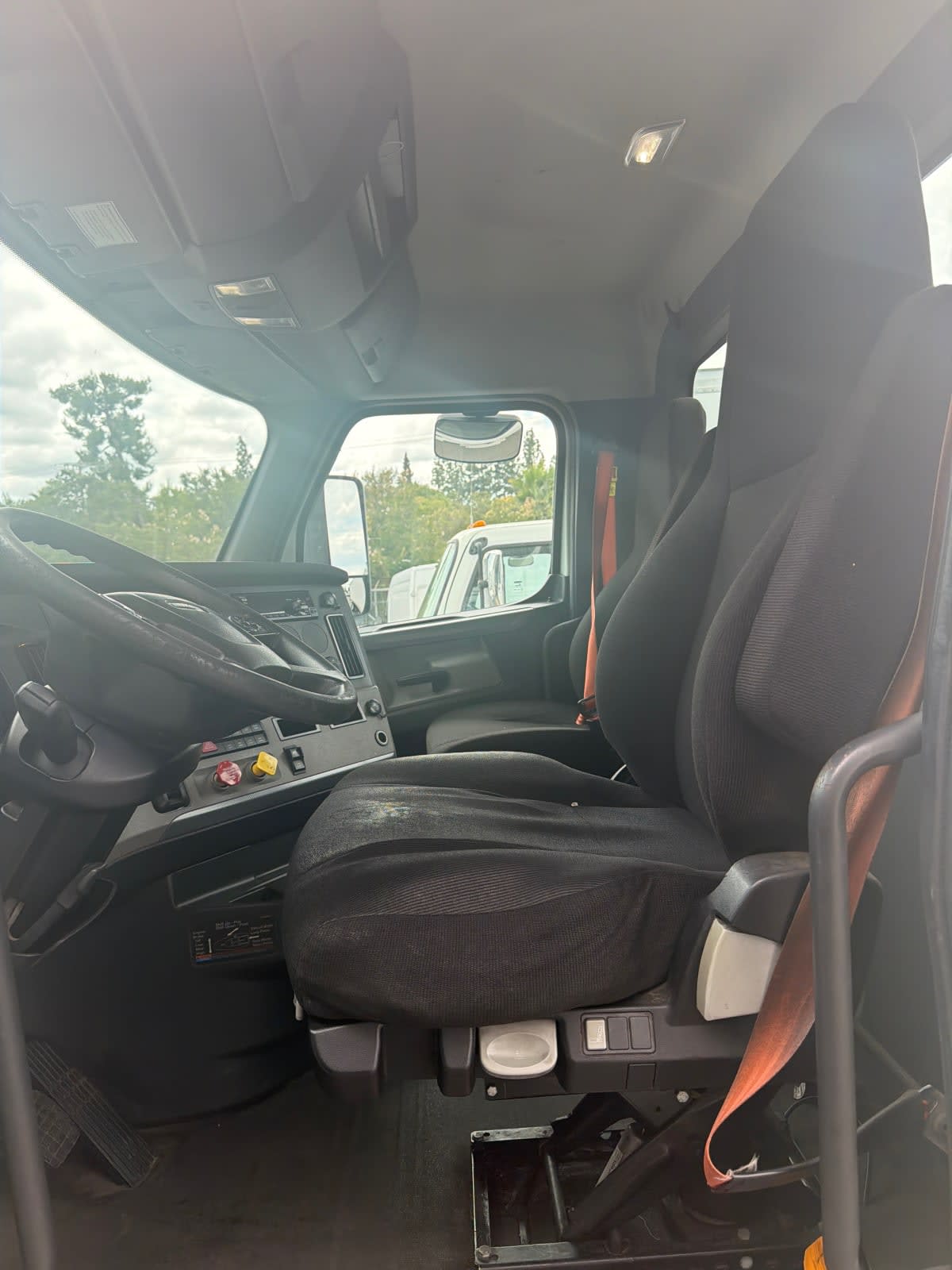 2020 Freightliner Cascadia in Pomona, CA — photo 7