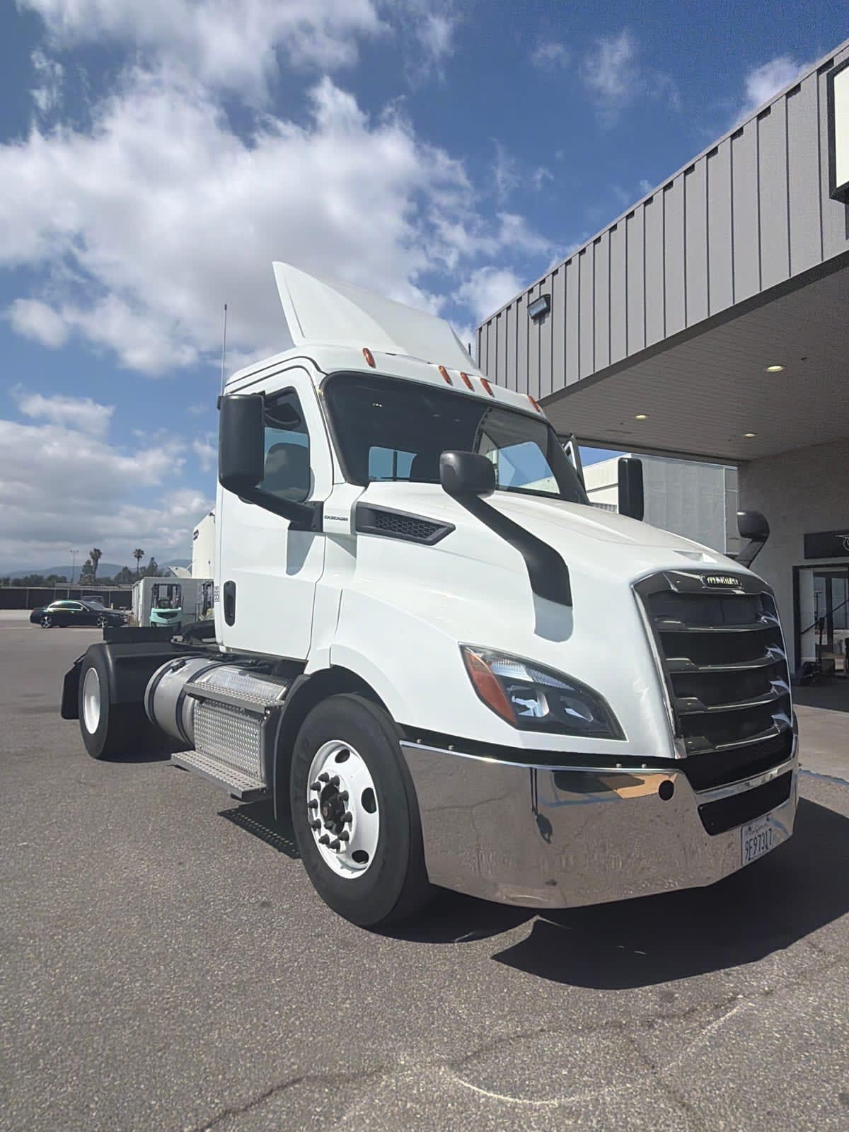 2020 Freightliner Cascadia in Pomona, CA — photo 3